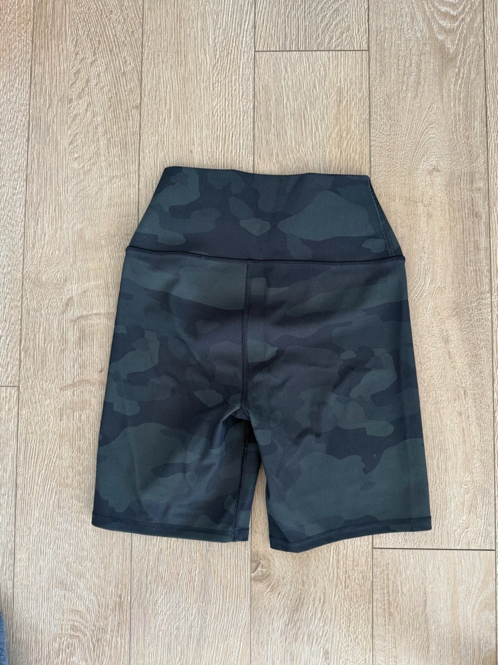 Alo Yoga Small Camo Biker Shorts. 💚⚡️
